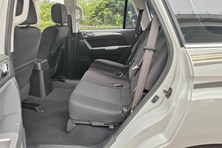 Used Foton Savana 2015 2.0T Manual Two-Wheel Drive Gasoline Luxury 7-Seater Left Rear Seat