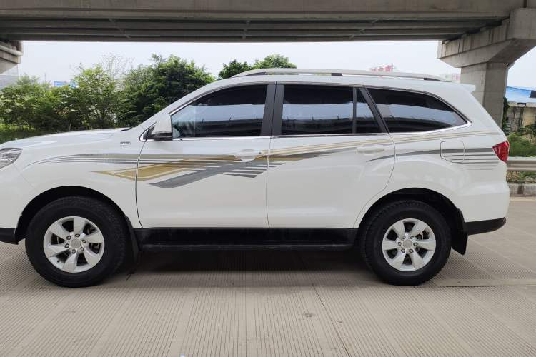 Used Foton Savana 2015 2.0T Manual Two-Wheel Drive Gasoline Luxury 7-Seater Left Side