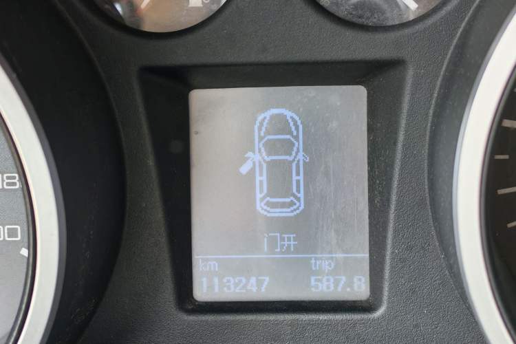 Used Foton Savana 2015 2.8T Manual Two-Wheel-Drive Diesel Luxury Edition 5 Seats Odometer Close Up