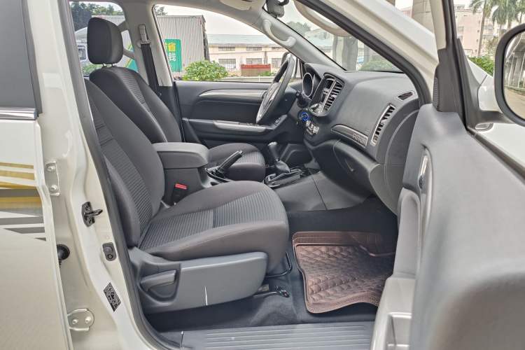 Used Foton Savana 2015 2.0T Manual Two-Wheel Drive Gasoline Luxury 7-Seater Right Front Seat