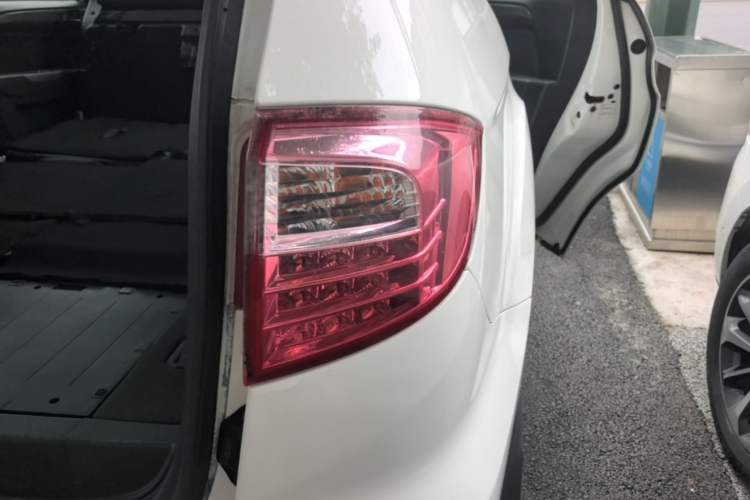 Used Foton Savana 2015 2.8T Manual Two-Wheel Drive Diesel Luxury 7-Seater Right Rear Taillight