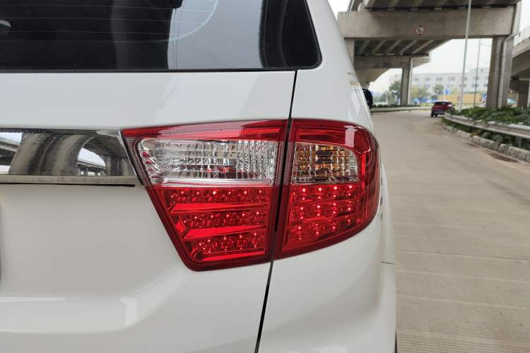 Used Foton Savana 2015 2.0T Manual Two-Wheel Drive Gasoline Luxury 7-Seater Right Rear Taillight