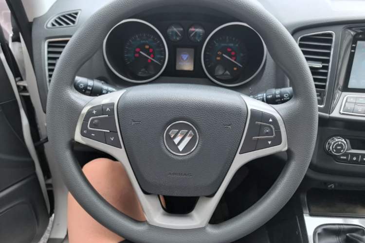 Used Foton Savana 2015 2.8T Manual Two-Wheel Drive Diesel Luxury 7-Seater Steering Wheel