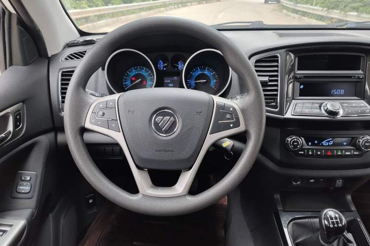 Used Foton Savana 2015 2.0T Manual Two-Wheel Drive Gasoline Luxury 7-Seater Steering Wheel