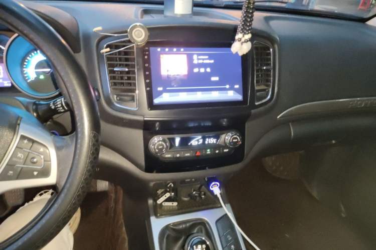 Used Foton Savana 2016 2.0T Manual 4x4 Gasoline Luxury Edition 7-Seater Audio And AC Panel