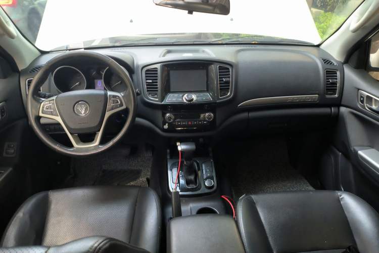 Used Foton Savana 2016 2.0T Automatic All-Wheel Drive Gasoline Ultimate 7-Seater Center Console