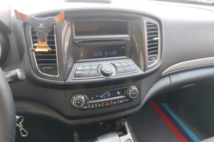 Used Foton Savana 2017 2.0T Automatic All-Wheel Drive Gasoline Luxury 7-Seater Audio And AC Panel