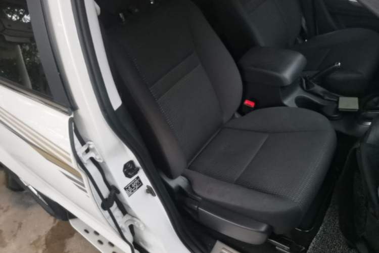 Used Foton Savana 2017 2.0T Automatic Two-Wheel Drive Gasoline Luxury Edition 5 Seats Right Front Seat