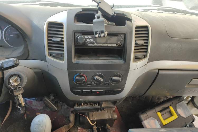 Used Foton Scenic 2011 2.0L Express Classic Long-Wheelbase Version 486EQV4 Audio And AC Panel