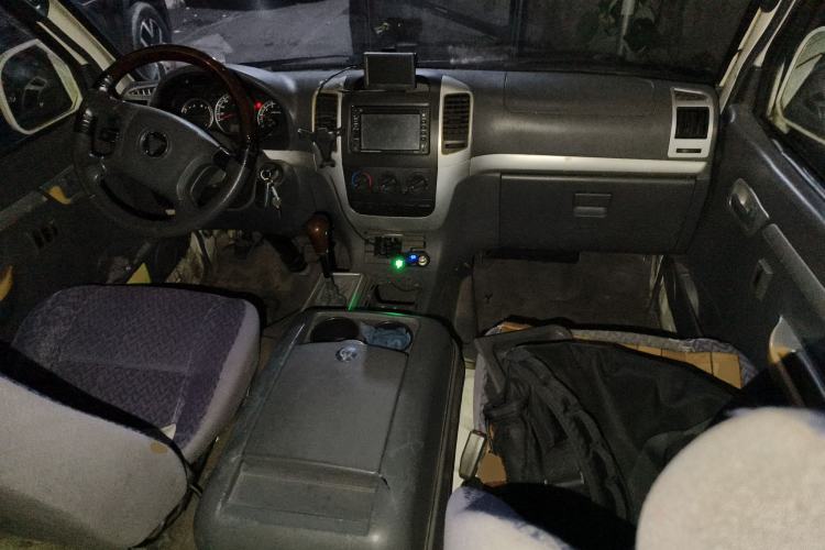 Used Foton Scenic 2011 2.0L Express Standard Short-Wheelbase Low-Roof 486EQV4 Center Console