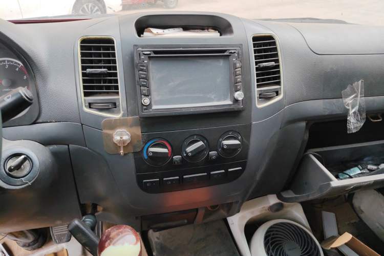 Used Foton Scenic 2014 2.5T Express Standard Long-Wheelbase High-Roof Version with 4J25TC Powertrain Audio And AC Panel