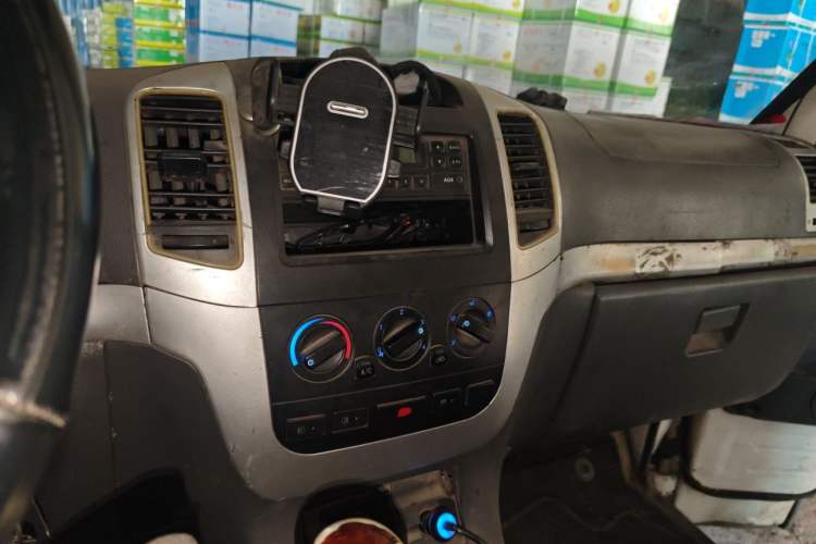 Used Foton Scenic 2014 2.5T Express Classic Long-Wheelbase High-Roof Version with 4J25TC Engine Audio And AC Panel