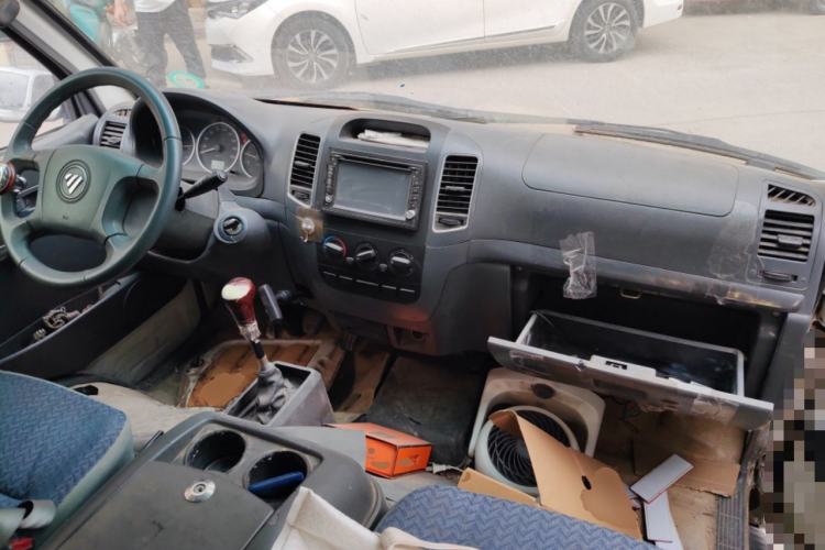 Used Foton Scenic 2014 2.5T Express Standard Long-Wheelbase High-Roof Version with 4J25TC Powertrain Center Console