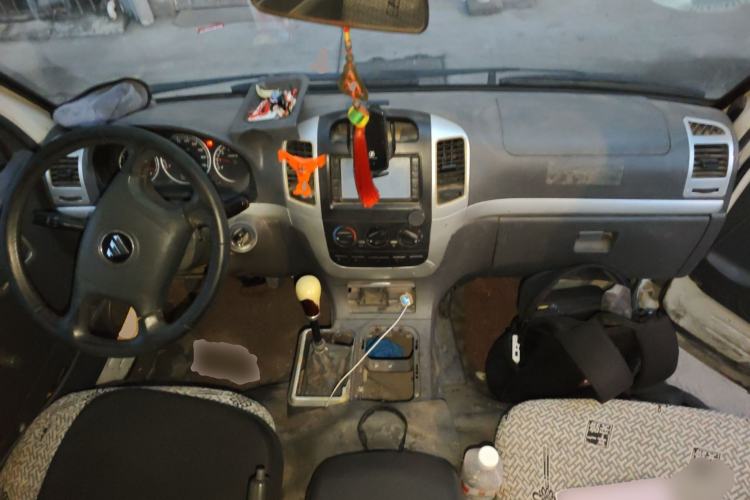 Used Foton Scenic 2014 2.0L Express Classic Long-Wheelbase Low-Roof 4Y20M Center Console