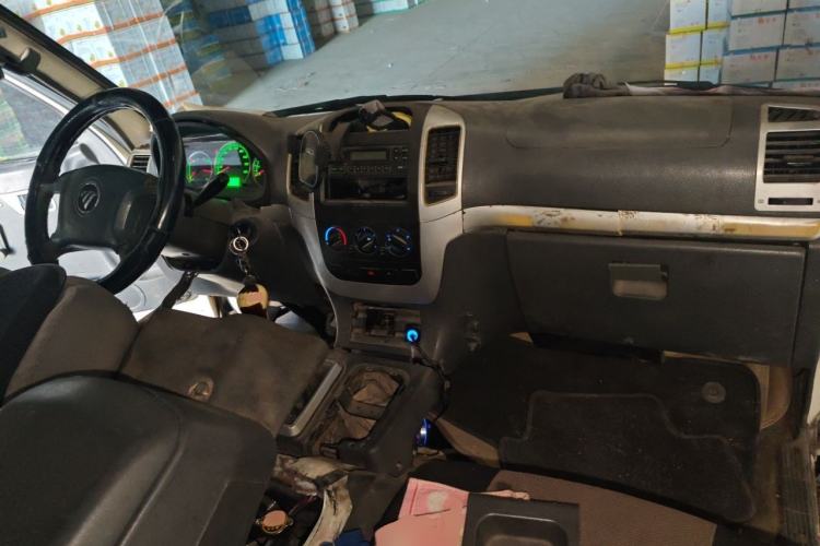 Used Foton Scenic 2014 2.5T Express Classic Long-Wheelbase High-Roof Version with 4J25TC Engine Center Console