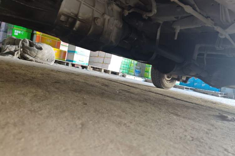 Used Foton Scenic 2014 2.5T Express Classic Long-Wheelbase High-Roof Version with 4J25TC Engine Chassis Front Left