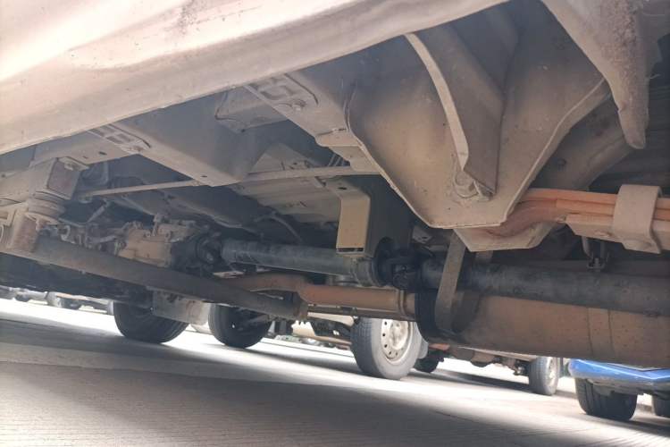 Used Foton Scenic 2014 2.5T Express Classic Long-Wheelbase Low-Roof Model 4J25TC Chassis Rear Left