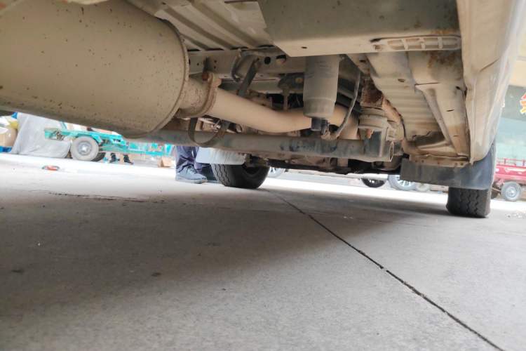 Used Foton Scenic 2014 2.5T Express Standard Long-Wheelbase High-Roof Version with 4J25TC Powertrain Chassis Rear Right