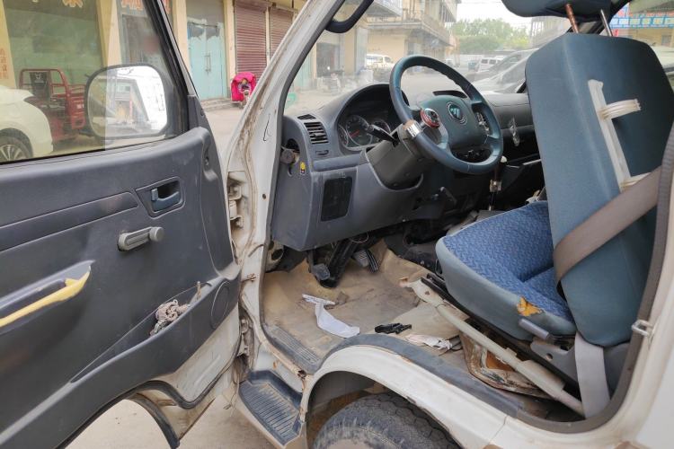 Used Foton Scenic 2014 2.5T Express Standard Long-Wheelbase High-Roof Version with 4J25TC Powertrain Driver Seat