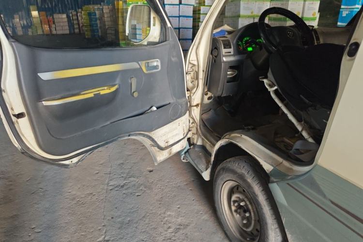 Used Foton Scenic 2014 2.5T Express Classic Long-Wheelbase High-Roof Version with 4J25TC Engine Driver Seat