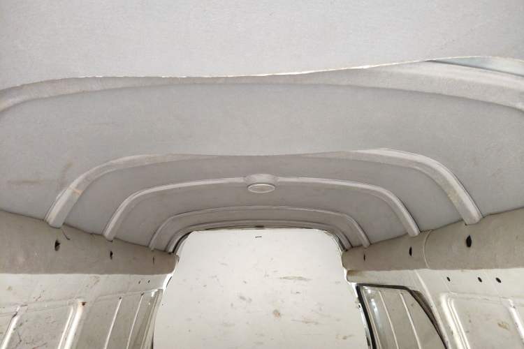 Used Foton Scenic 2014 2.5T Express Standard Long-Wheelbase High-Roof Version with 4J25TC Powertrain Headliner