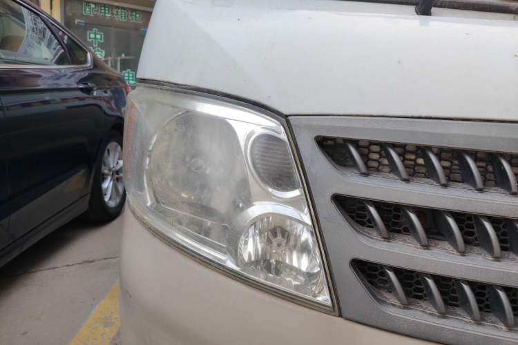 Used Foton Scenic 2014 2.5T Express Standard Long-Wheelbase High-Roof Version with 4J25TC Powertrain Right Front Headlight
