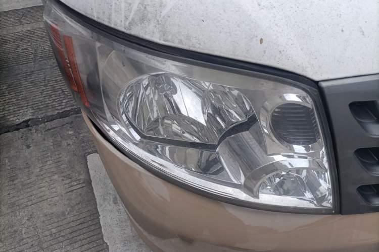 Used Foton Scenic 2014 2.5T Express Classic Long-Wheelbase Low-Roof Model 4J25TC Right Front Headlight