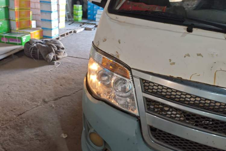 Used Foton Scenic 2014 2.5T Express Classic Long-Wheelbase High-Roof Version with 4J25TC Engine Right Front Headlight