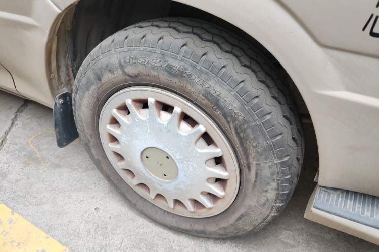Used Foton Scenic 2014 2.5T Express Standard Long-Wheelbase High-Roof Version with 4J25TC Powertrain Right Front Wheel Hub