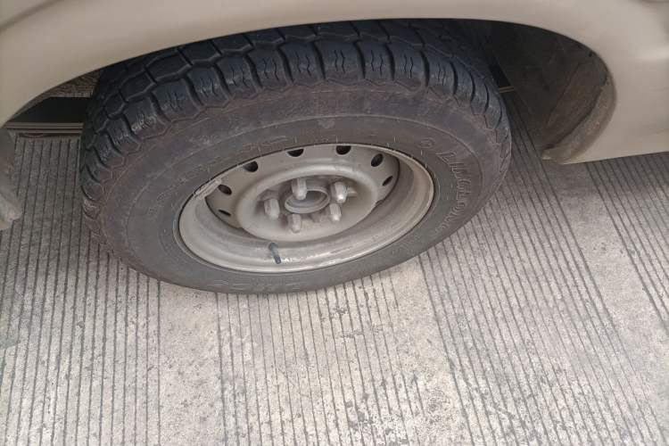 Used Foton Scenic 2014 2.5T Express Classic Long-Wheelbase Low-Roof Model 4J25TC Right Front Wheel Hub