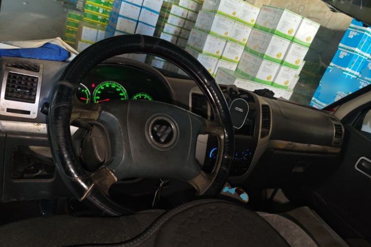 Used Foton Scenic 2014 2.5T Express Classic Long-Wheelbase High-Roof Version with 4J25TC Engine Steering Wheel