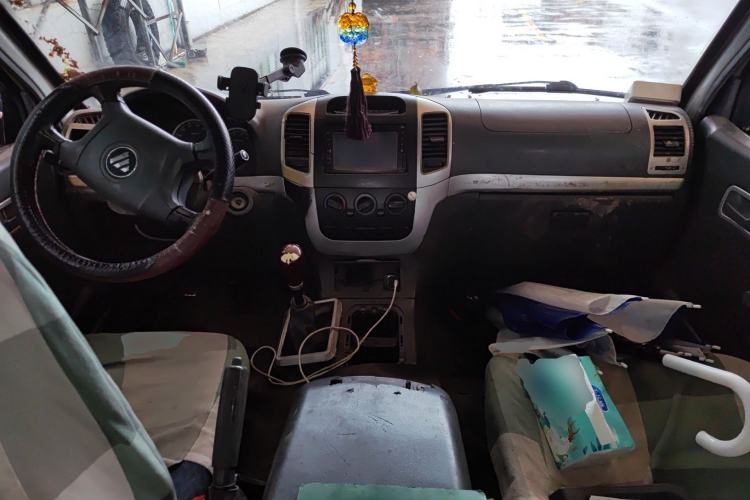 Used Foton Scenic 2014 2.5T Express Classic Long-Wheelbase Low-Roof Model 4J25TC Center Console