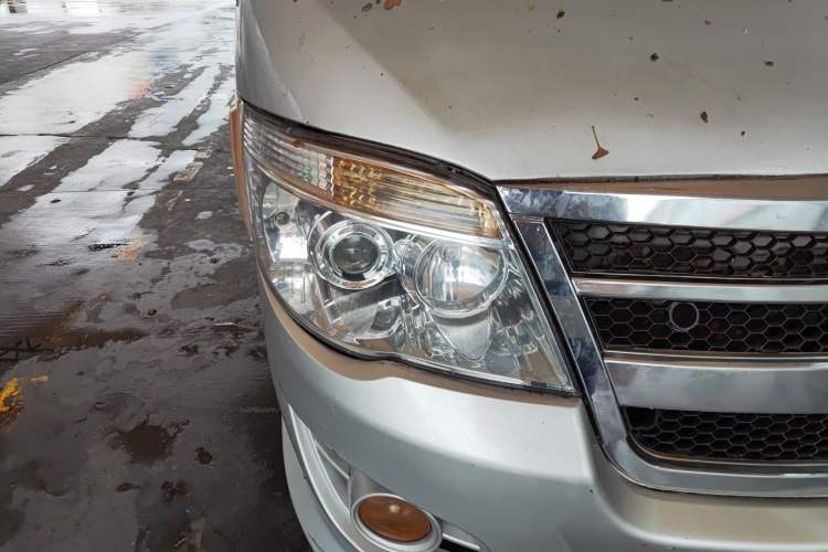 Used Foton Scenic 2014 2.5T Express Classic Long-Wheelbase Low-Roof Model 4J25TC Right Front Headlight