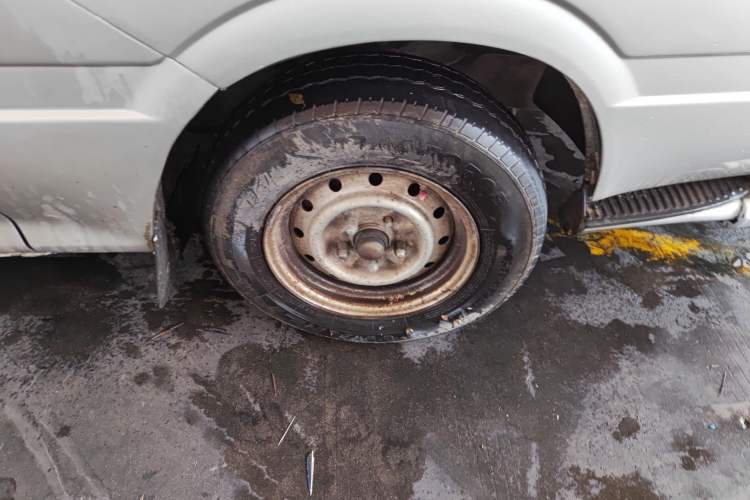 Used Foton Scenic 2014 2.5T Express Classic Long-Wheelbase Low-Roof Model 4J25TC Right Front Wheel Hub