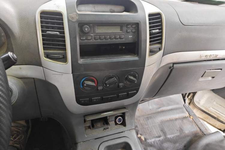 Used Foton Scenic 2014 2.5T Express Classic Long-Wheelbase High-Roof Version with 4J25TC Engine Audio And AC Panel