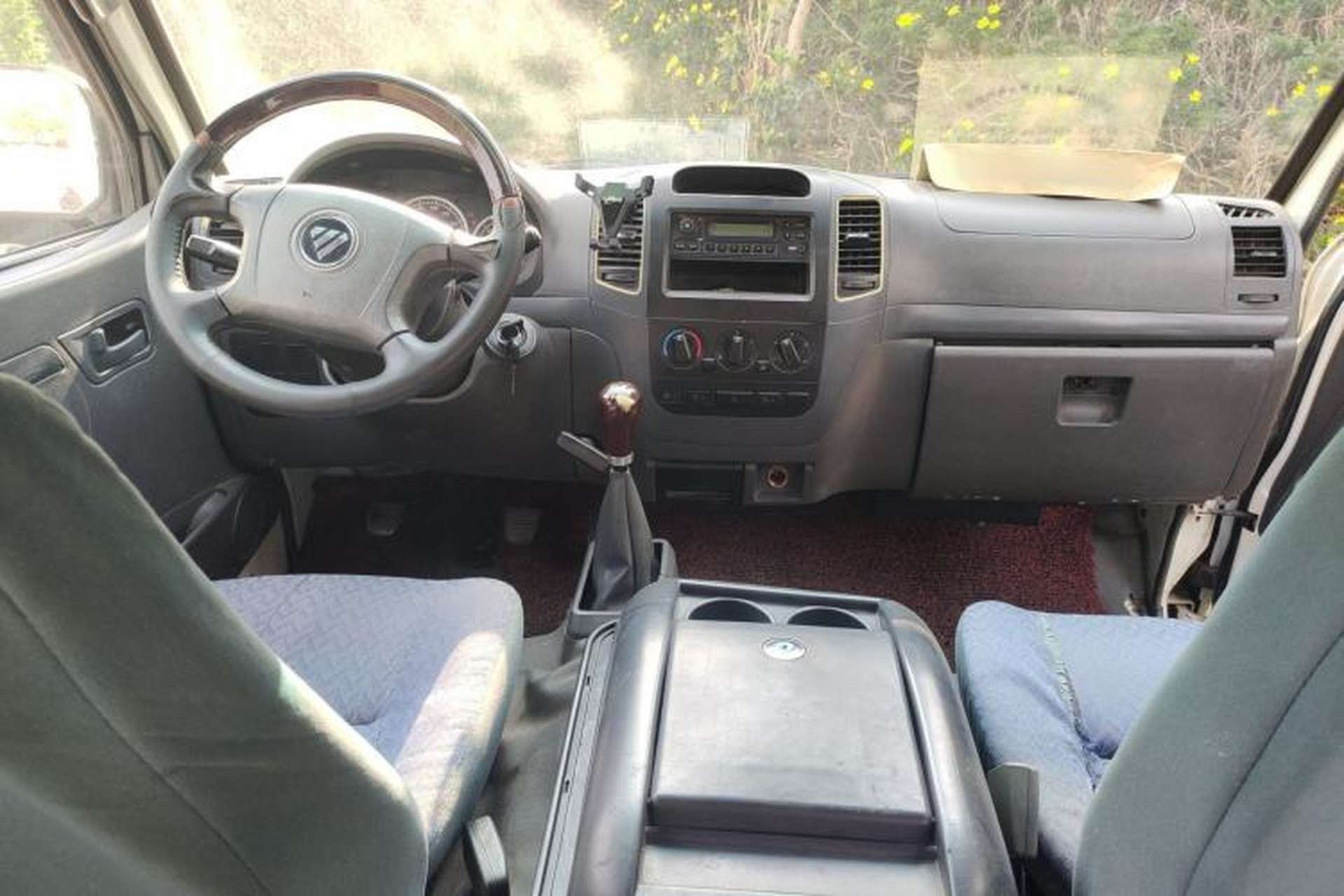 Used Foton Scenic 2014 2.0L Express Classic Short-Wheelbase High-Roof 491EQ4A Center Console