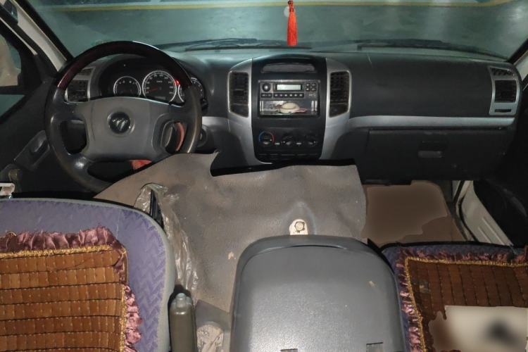 Used Foton Scenic 2014 2.0L Express Standard Long-Wheelbase Low-Roof Version 486EQV4 Center Console