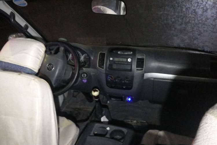 Used Foton Scenic 2014 2.0L Express Classic Short-Wheelbase High-Roof 491EQ4A Center Console