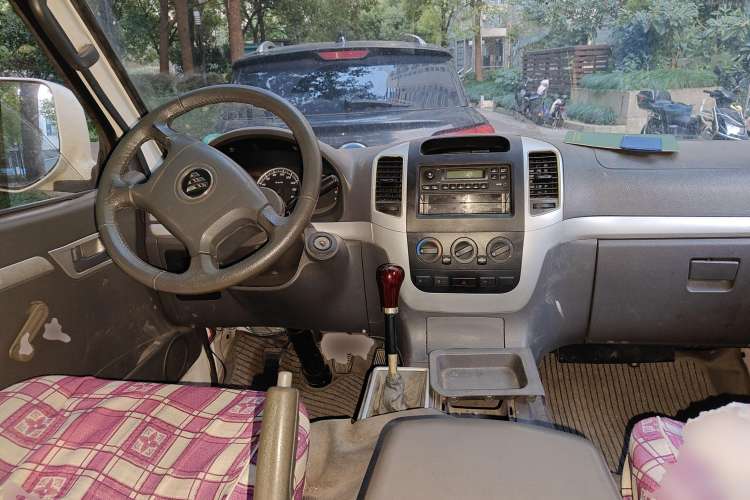 Used Foton Scenic 2014 2.0L Express Classic Long-Wheelbase Low-Roof 4Q20M1 Center Console