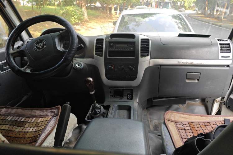 Used Foton Scenic 2014 2.5T Express Classic Long-Wheelbase High-Roof Version with 4J25TC Engine Center Console