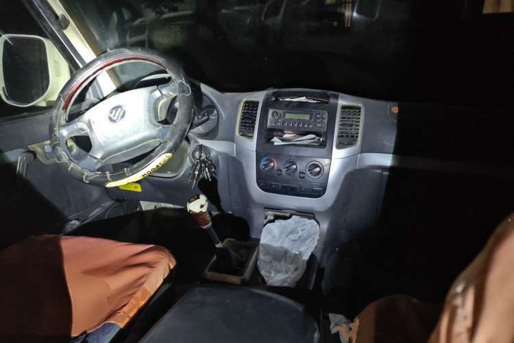 Used Foton Scenic 2014 2.5T Express Classic Short-Wheelbase Low-Roof 4J25TC Center Console