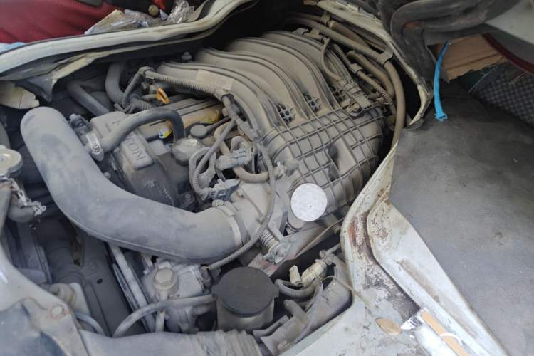 Used Foton Scenic 2014 2.0L Express Standard Long-Wheelbase Low-Roof 4Q20M Engine Bay Left
