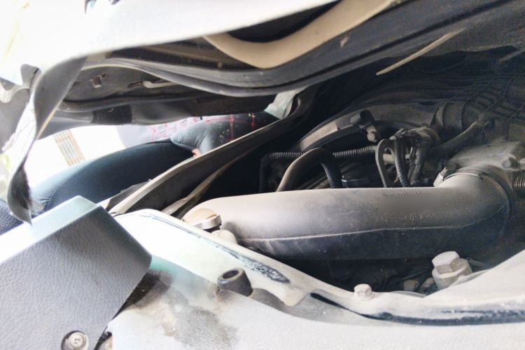 Used Foton Scenic 2014 2.0L Express Classic Long-Wheelbase High-Roof 4Q20M Engine Bay Right