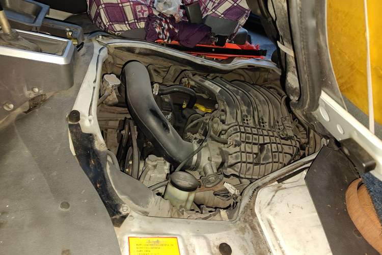 Used Foton Scenic 2014 2.0L Express Classic Long-Wheelbase Low-Roof 4Q20M1 Engine Bay Right