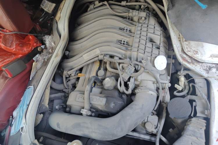 Used Foton Scenic 2014 2.0L Express Standard Long-Wheelbase Low-Roof 4Q20M Engine Bay Right