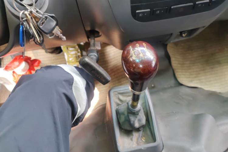 Used Foton Scenic 2014 2.0L Express Classic Long-Wheelbase High-Roof Model 491EQ4A Gear Lever