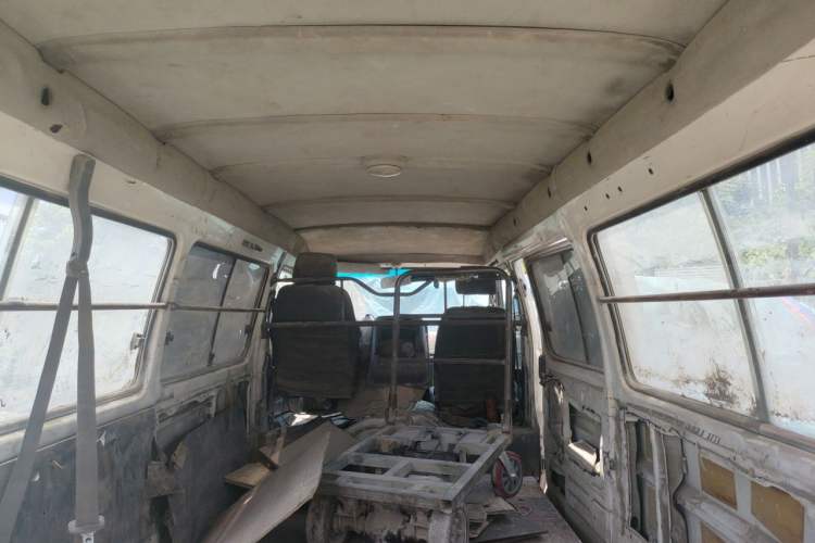 Used Foton Scenic 2014 2.5T Express Standard Long-Wheelbase Low-Roof Version with 4J25TC Engine Headliner
