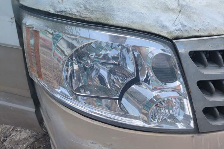 Used Foton Scenic 2014 2.5T Express Standard Long-Wheelbase Low-Roof Version with 4J25TC Engine Right Front Headlight
