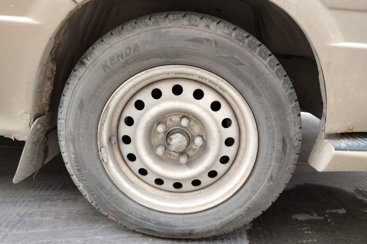 Used Foton Scenic 2014 2.2L Express Classic Long-Wheelbase Low-Roof 491EQ4 Right Front Wheel Hub