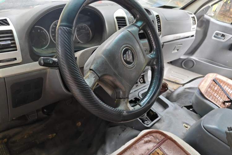 Used Foton Scenic 2014 2.5T Express Classic Long-Wheelbase High-Roof Version with 4J25TC Engine Steering Wheel